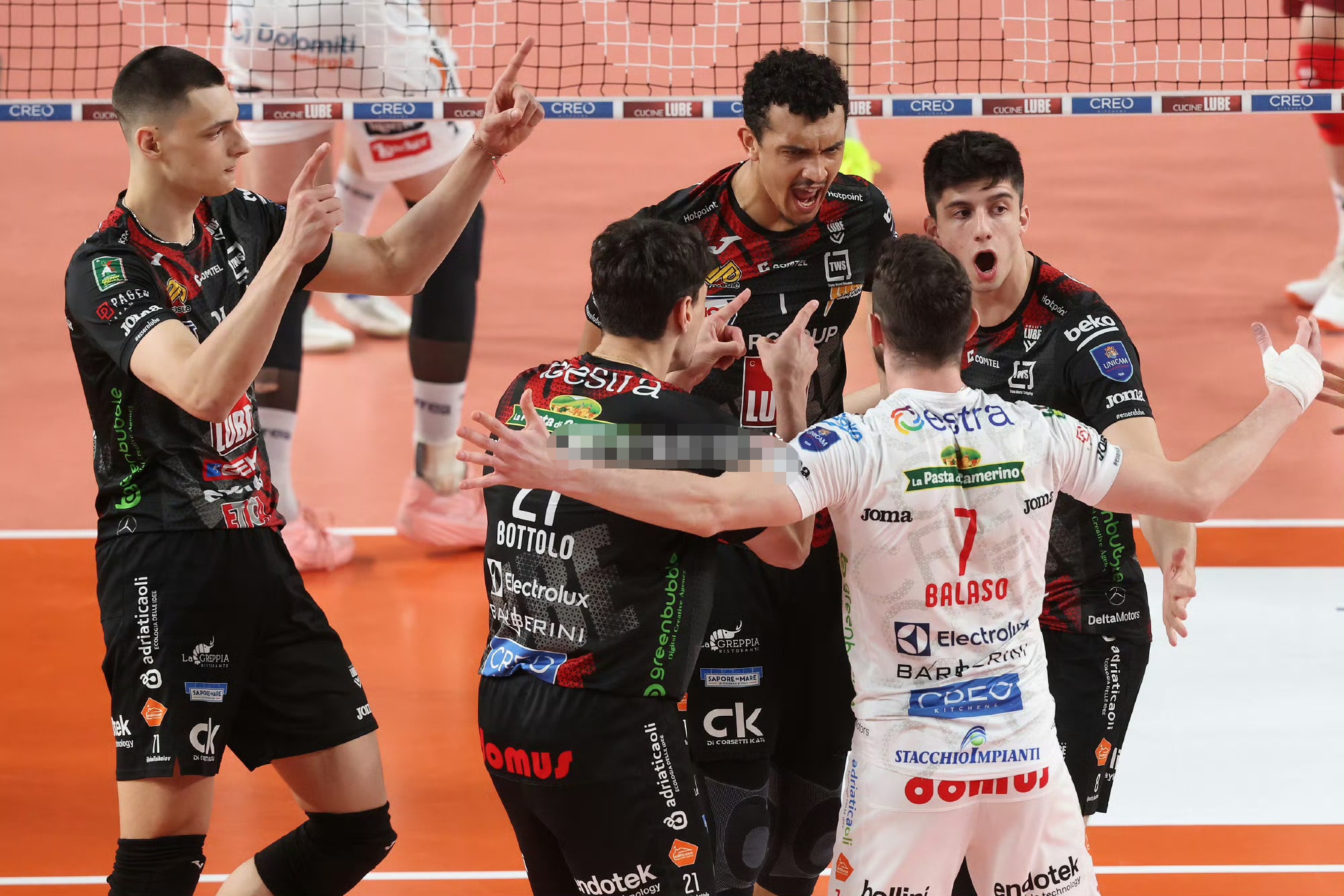 赛前曼联调整名单以备意大利杯，绝杀压哨环节打磨，话题不断，轮换策略成焦点