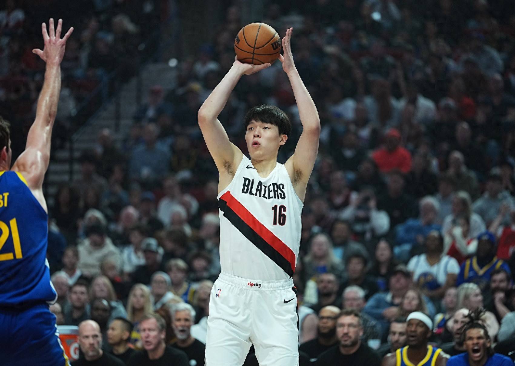 尼斯训练开放日，转会期手感冰凉引欢呼，CBA季后赛在即，控场能力受关注